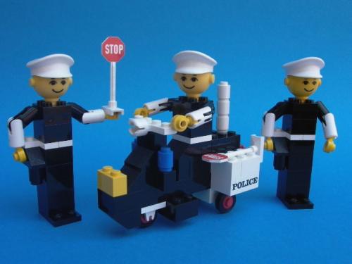 LEGO Building Set with People Police Officers and Motorcycle (256-1)