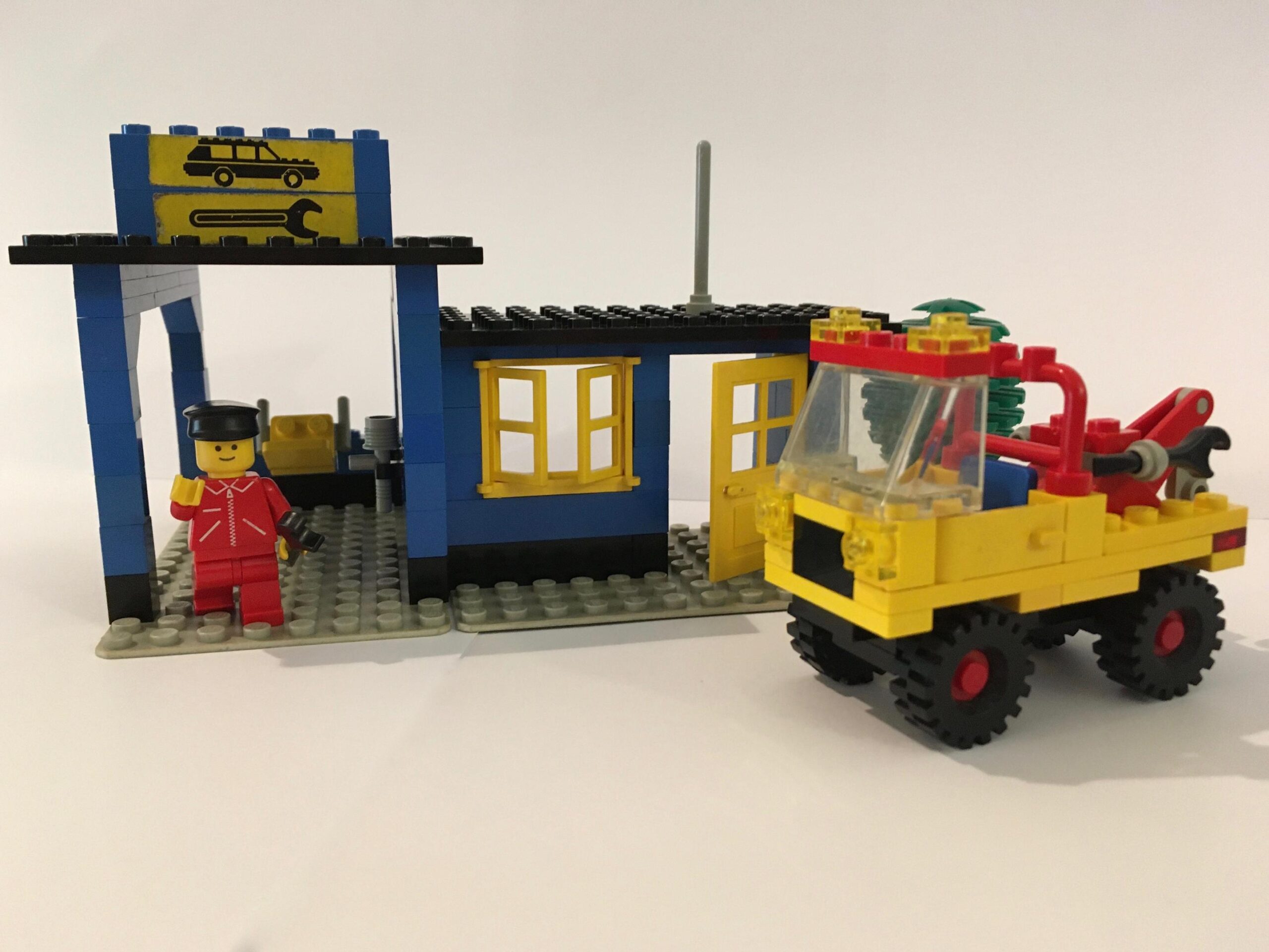 LEGO Classic Town Auto Service Station (6363-1)