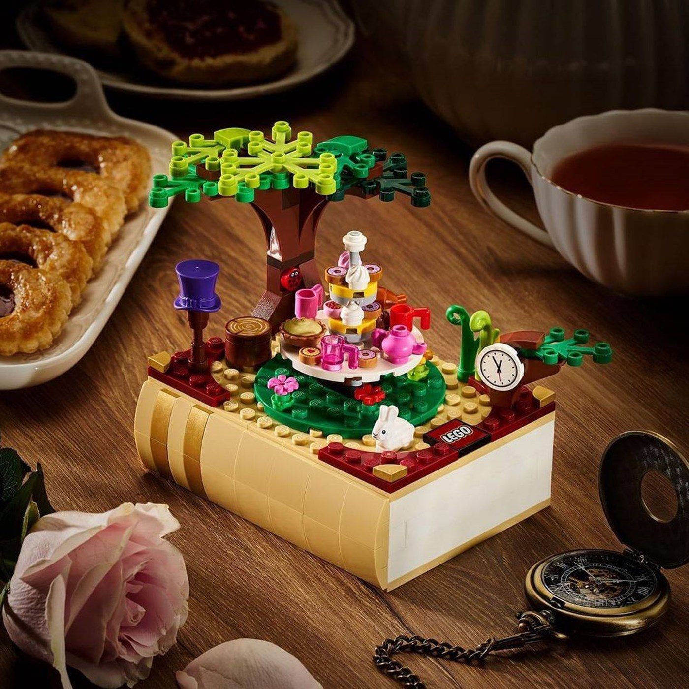 LEGO Bricktober Alice's Adventures in Wonderland Book (6384694-1)